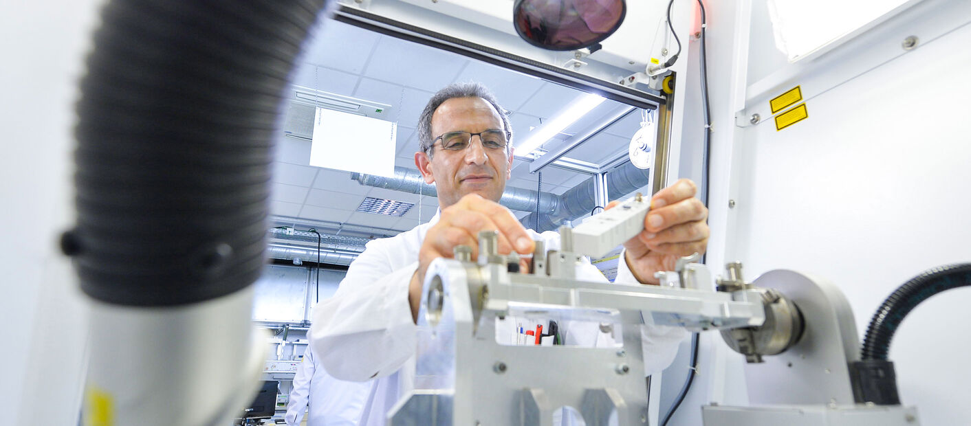 [Translate to France: French:] [Translate to Canada: French [fr_CA]:] [Translate to Switzerland: French [fr_CH]:] Mitarbeiter in der Murrelektronik Produktion
